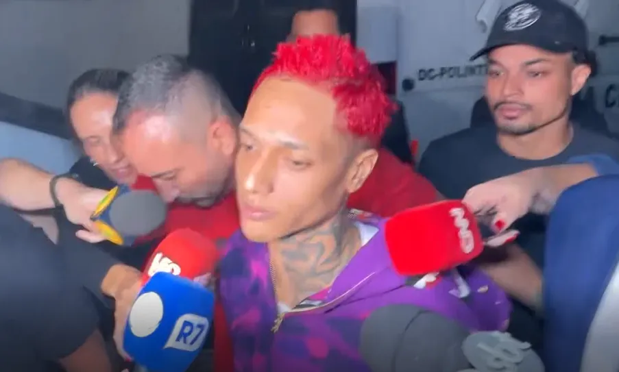 Oruam retira tornozeleira eletrônica em live e cena viraliza nas redes sociais