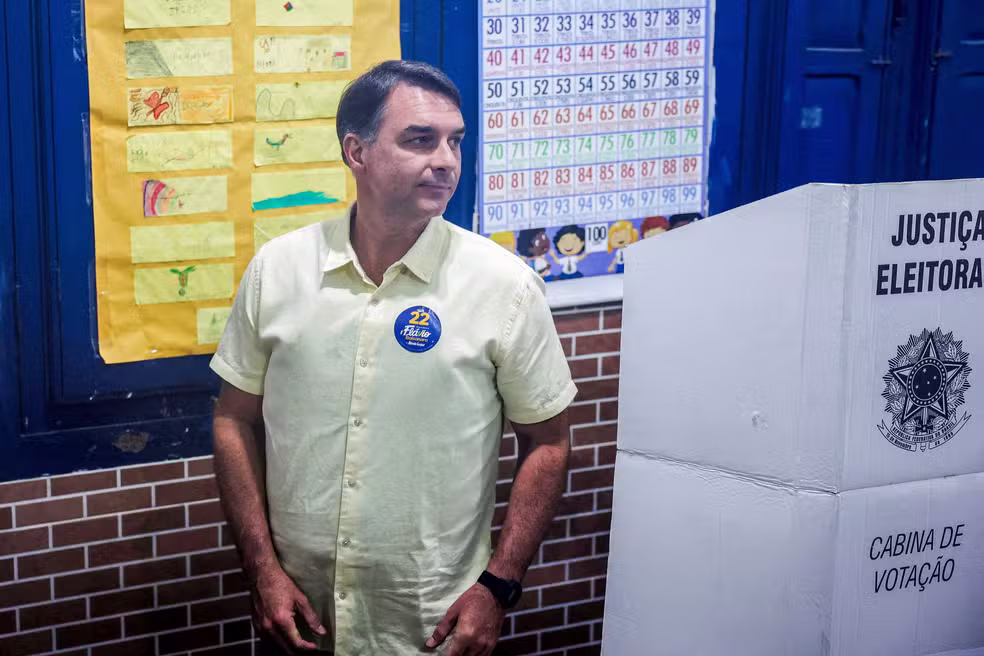 Derrota para Lula deixa Flávio Bolsonaro sem mandato e sem foro privilegiado após 24 anos