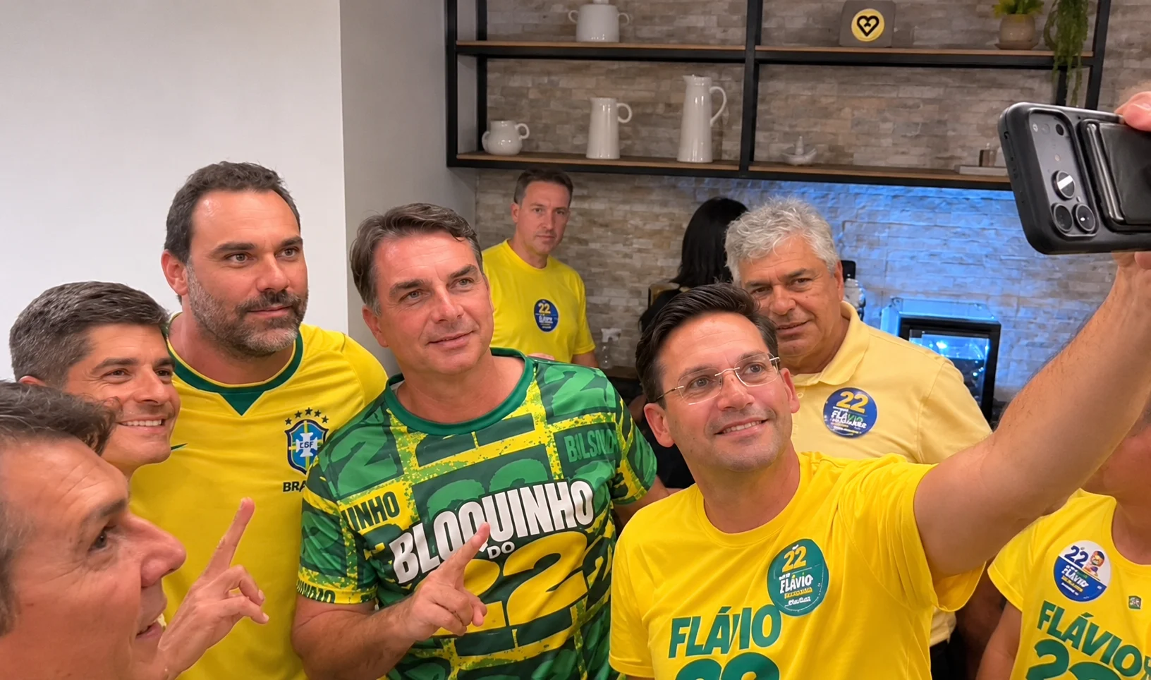 Flávio Bolsonaro desembarca em Salvador e é recebido por apoiadores políticos