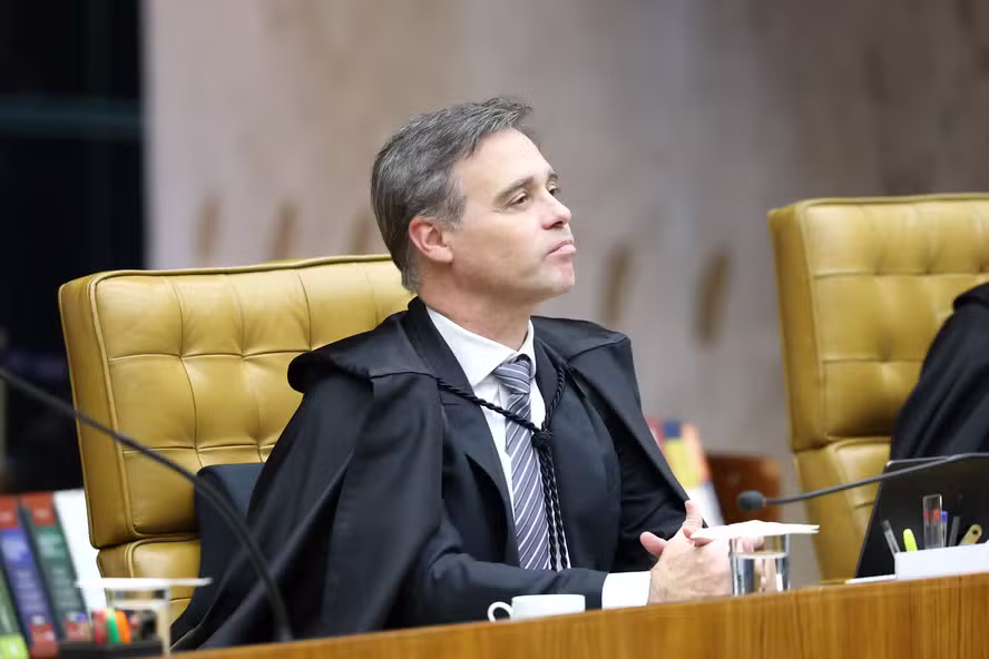 Ministro André Mendonça decide que divulgação de sigilos de Lula e Flávio ficará a critério dos candidatos