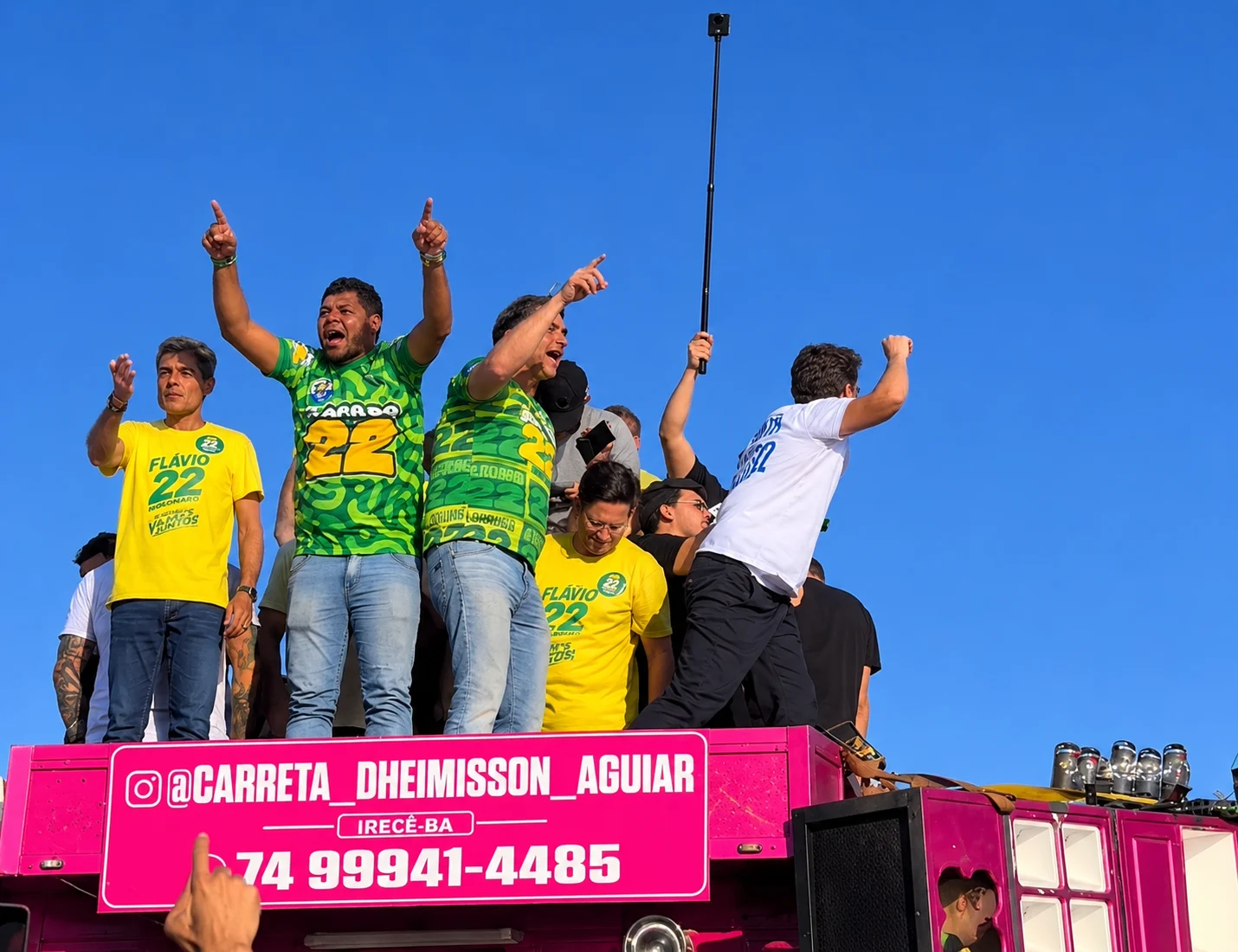 Flávio Bolsonaro chega a Barra para ato político em Salvador