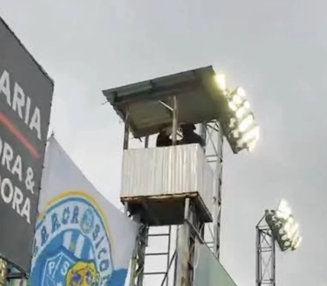 Torre de cinegrafista balança e jogo decisivo pelo acesso à Série B é paralisado