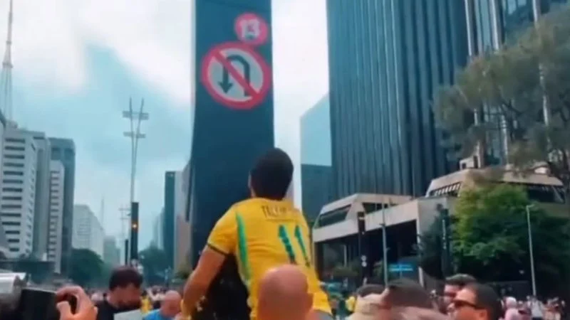 Após ato pró-Lula na paulista, grupo conservador faz mutirão para retirar pichações e cartazes
