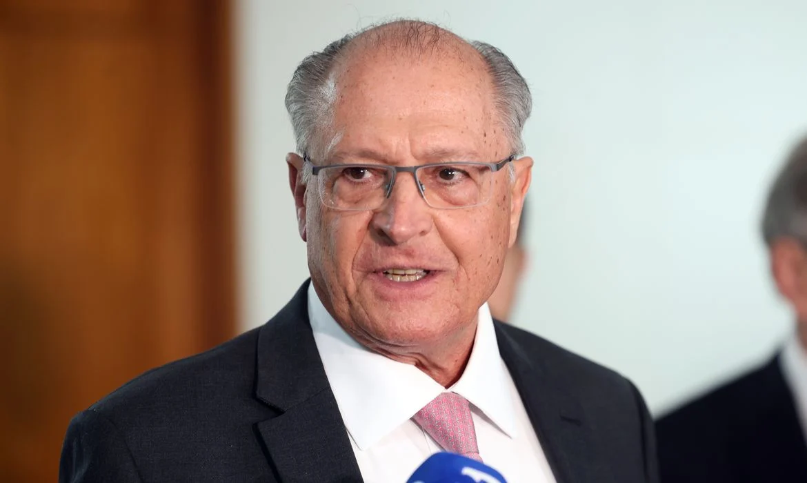 Alckmin critica “tesouraço” de Flávio Bolsonaro e diz que Lula não vai cortar dos mais pobres