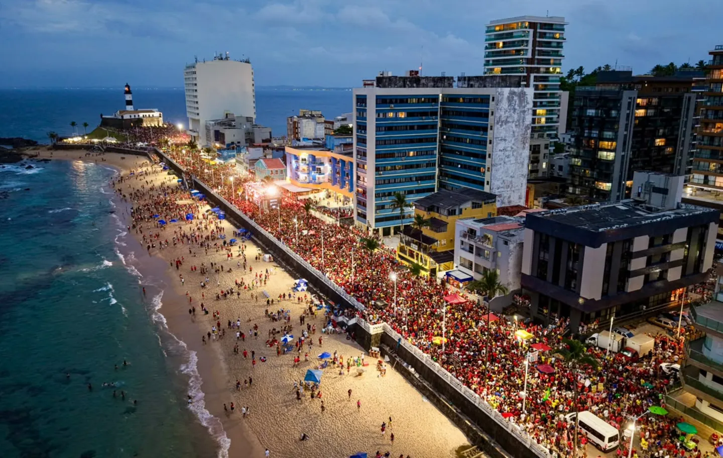 Ato pela democracia reúne artistas e apoiadores de Lula em caminhada na orla de Salvador
