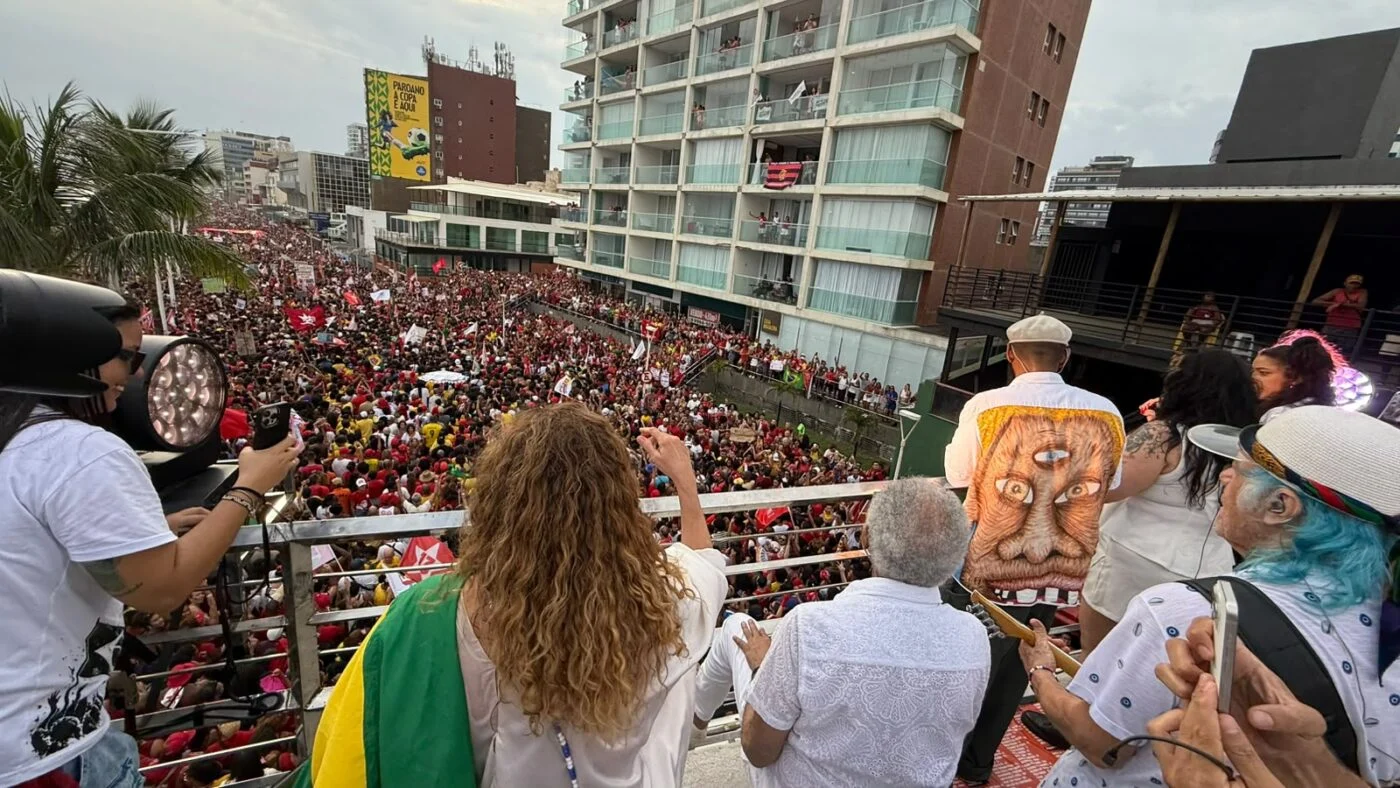 BaianaSystem arrasta multidão e encerra ato em defesa da democracia em Salvador