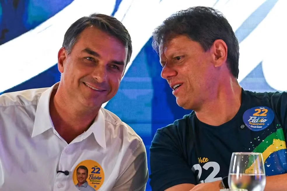 Tarcísio diz que aconselhou Flávio Bolsonaro a permanecer no Brasil após derrota: “O conselho que nós demos a ele foi que ficasse”