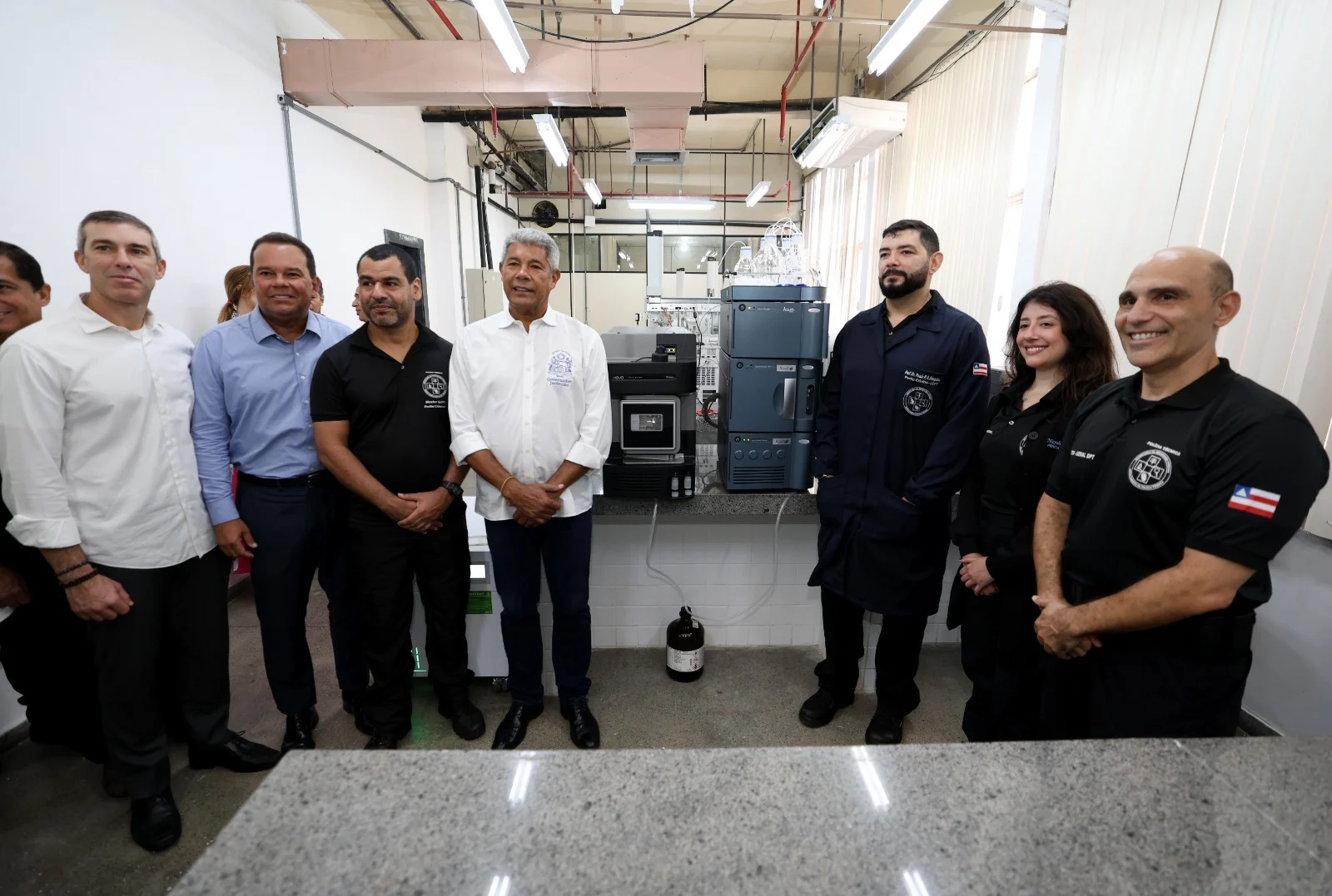 Jerônimo entrega 12 viaturas ao DPT e visita obras da nova sede em Salvador