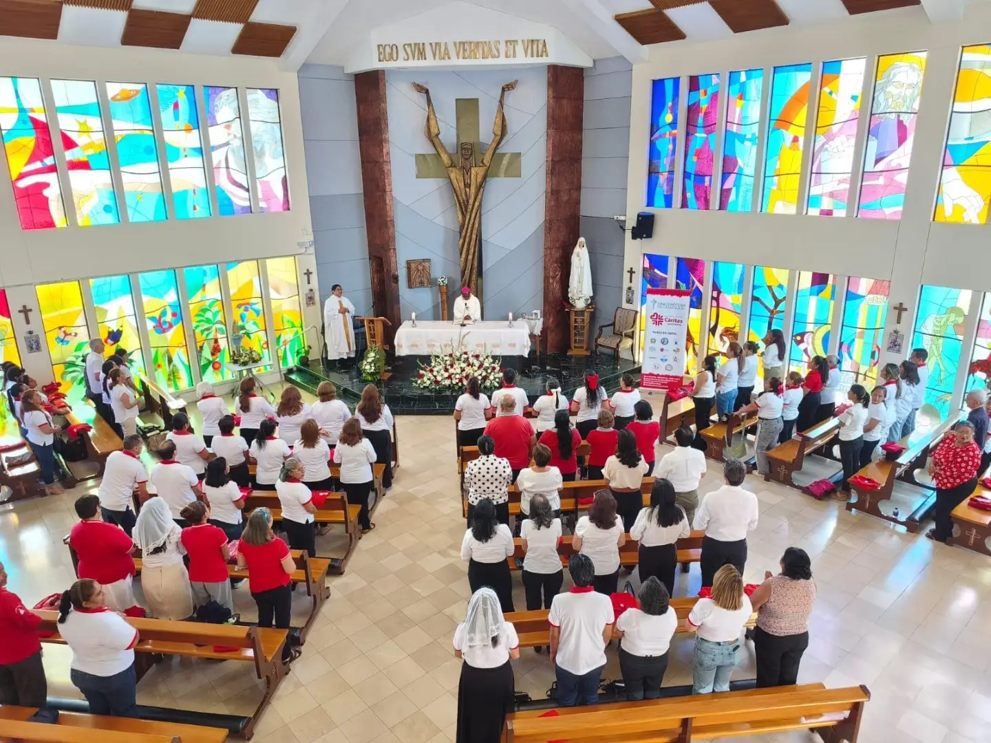 Padre morre após ser atingido por cruz durante missa transmitida ao vivo e cenas impressionam