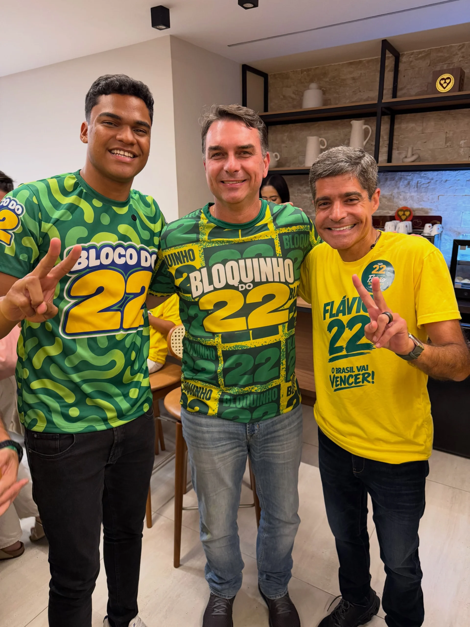 Sandro Filho é barrado pela segurança ao tentar subir em trio de Flávio Bolsonaro em Salvador