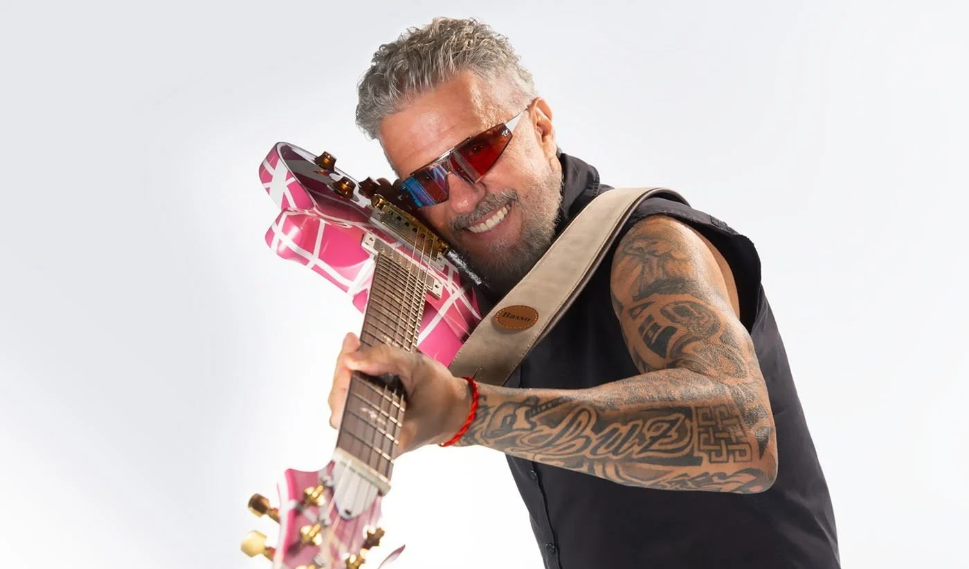 Tuca Fernandes celebra 15 anos de carreira solo com audiovisual “Banho de Sal”