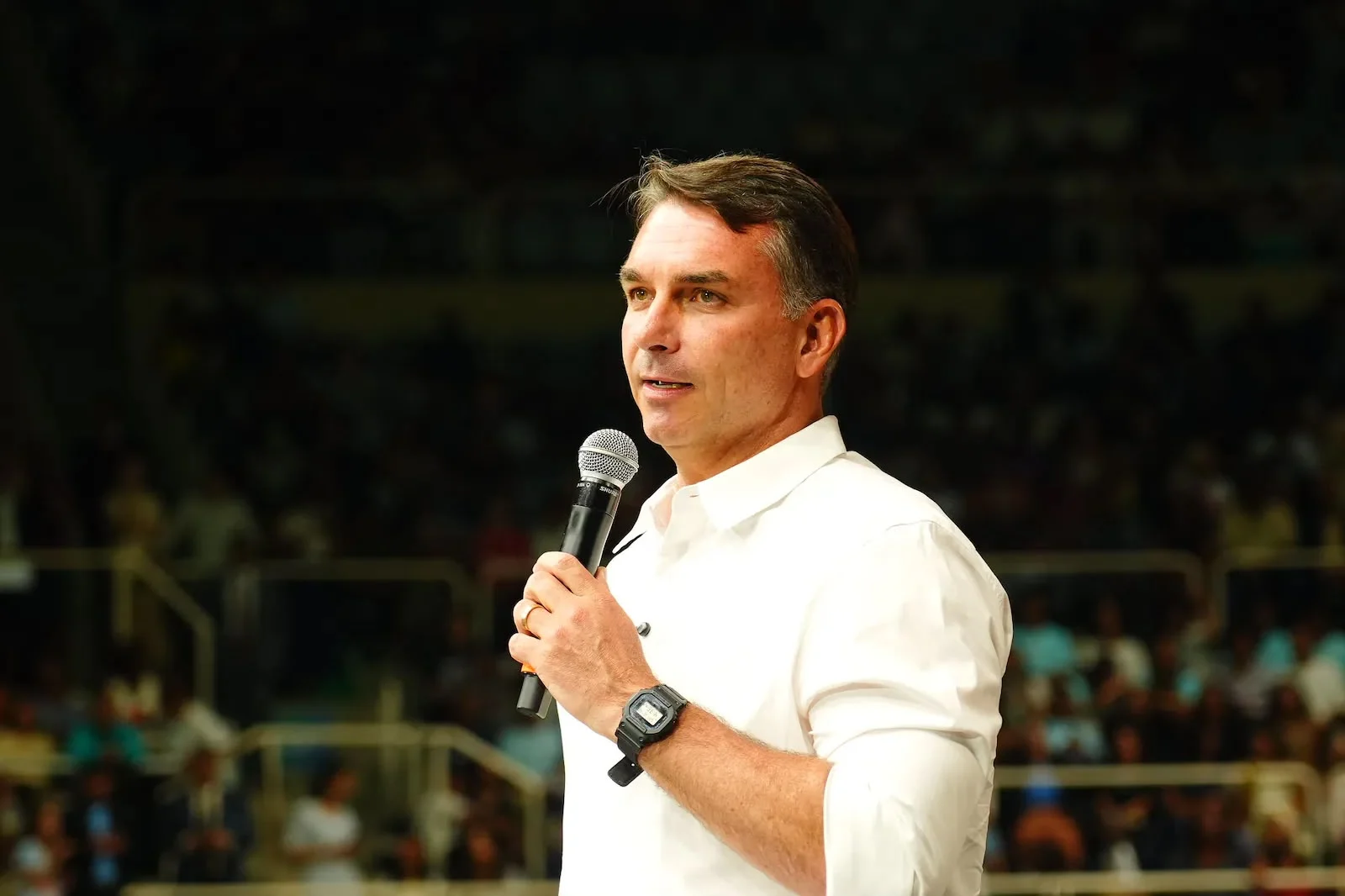 Flávio Bolsonaro muda de ideia e anuncia que vai votar a favor do fim da escala 6×1