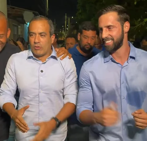 Subprefeito do Súrbubio e Ilhas, Jairo Neves acompanha Bruno Reis durante entrega de casas reformadas pelo Morar Melhor em Praia Grande
