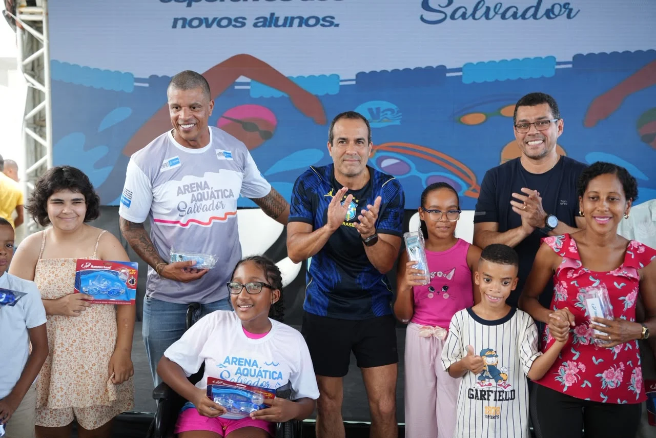 Arena Aquática de Salvador entrega kits a alunos e recebe 600 novos participantes