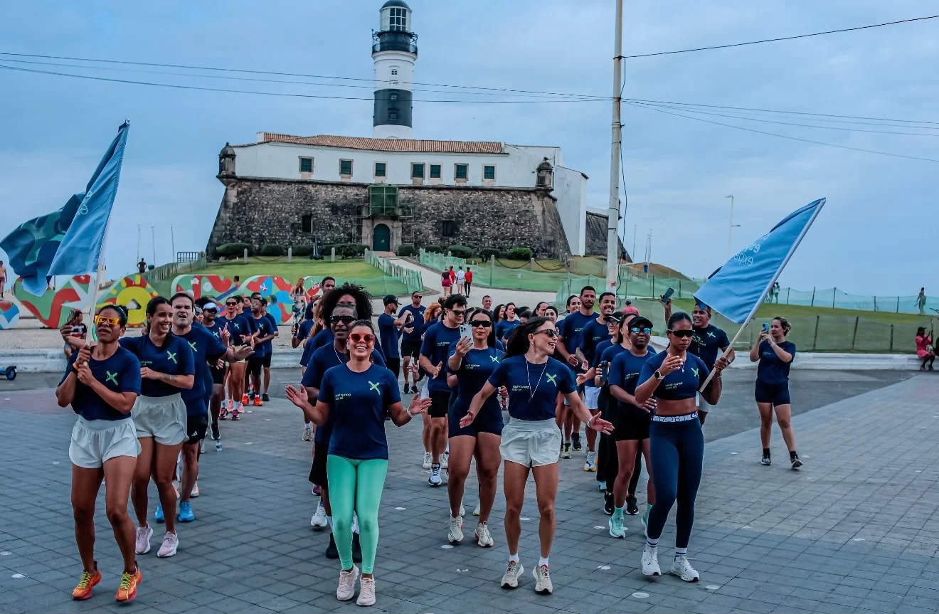 Conexão Esportiva Experience reúne participantes em treino de corrida no Farol da Barra