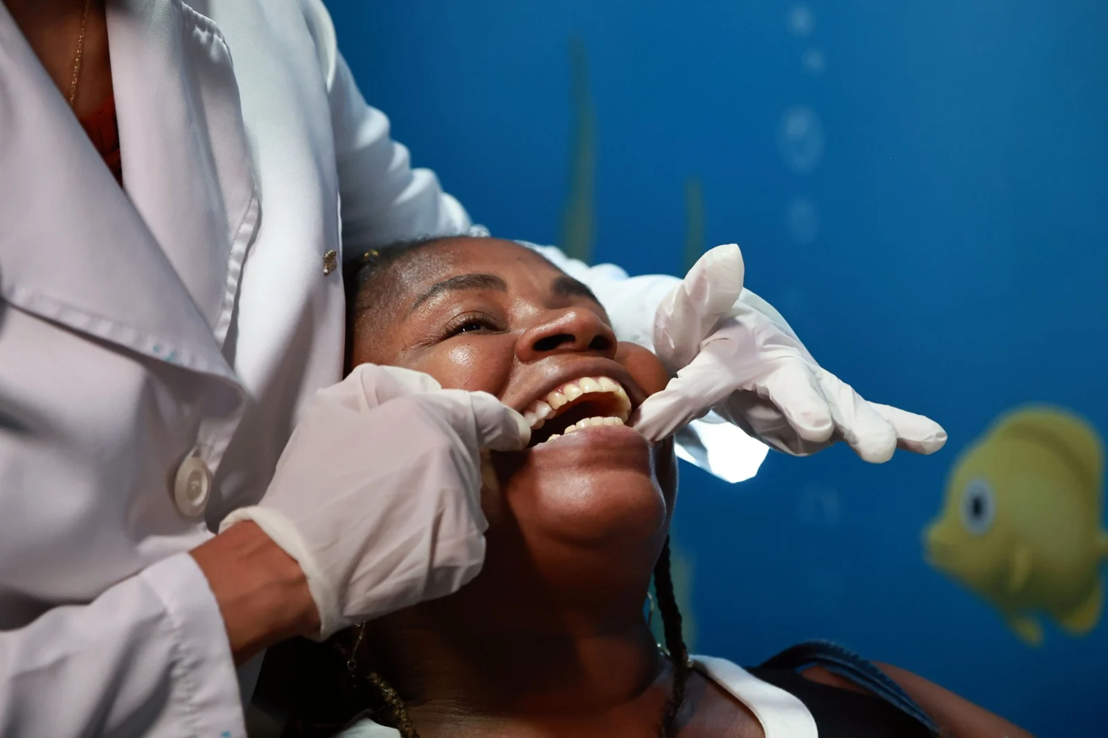 CER Barra entrega próteses dentárias a familiares de crianças com autismo em Salvador