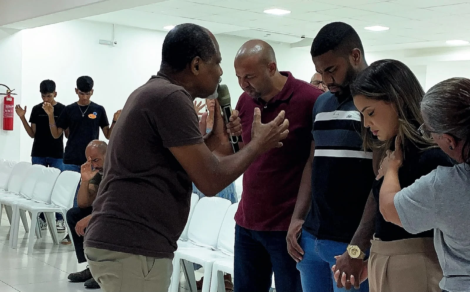 Davi Brito surpreende e anuncia conversão ao cristianismo ao lado da esposa: “Decidimos viver para Cristo”
