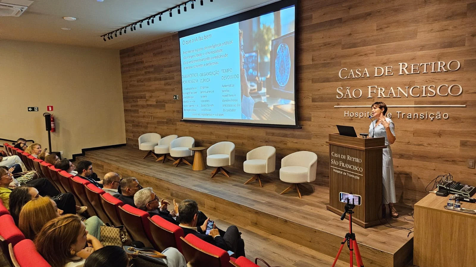 Hospital Casa de Retiro São Francisco promove palestra sobre medicina, espiritualidade e cuidado humanizado