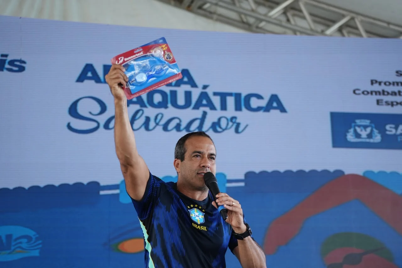 Bruno Reis exibe físico e habilidade na natação durante entrega de kits na Arena Aquática de Salvador