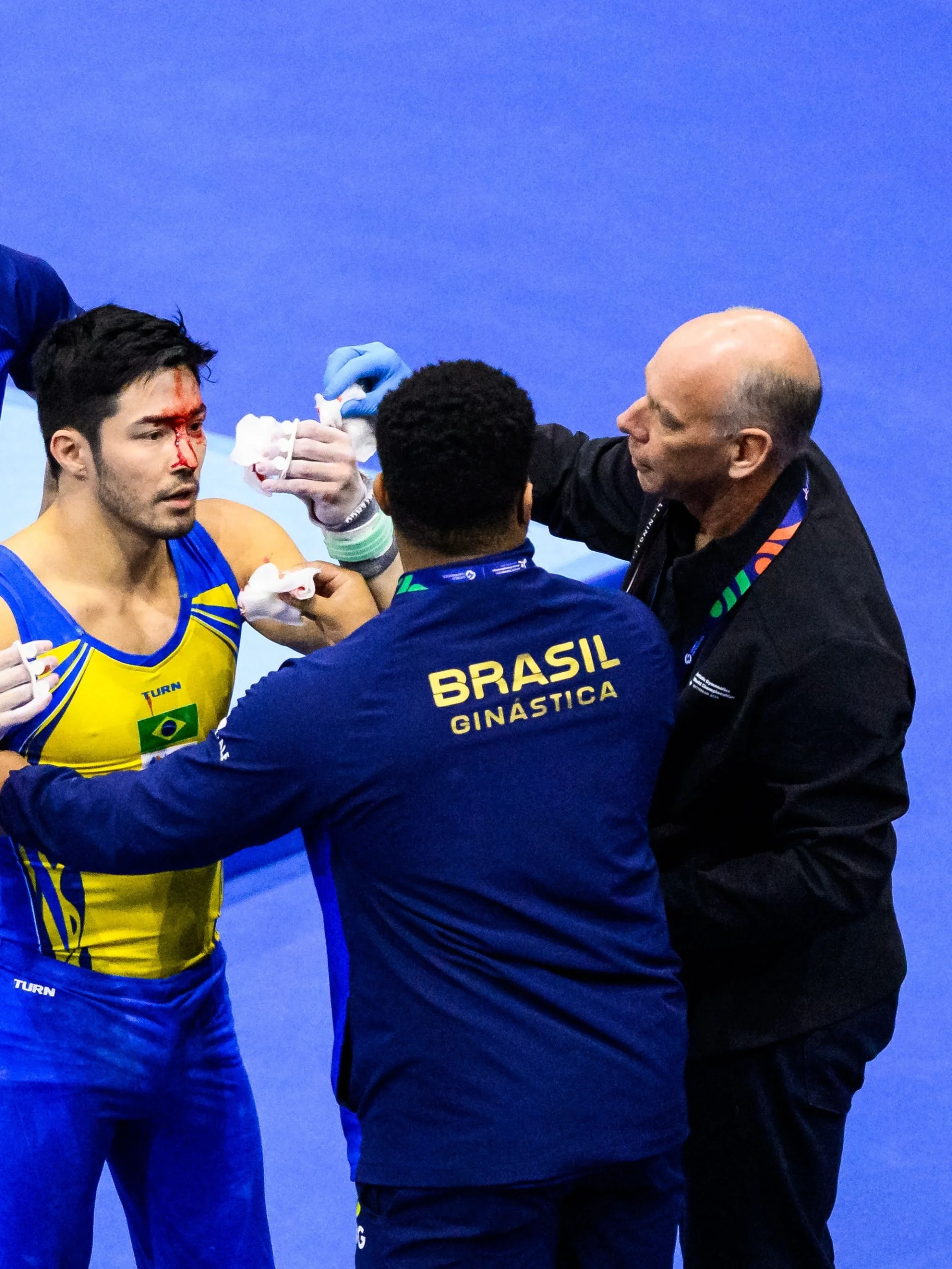 Arthur Nory sofre queda na barra fixa, fica sangrando e deixa mundial de ginástica