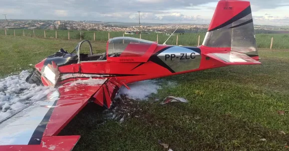 Duas pessoas morrem após avião cair durante decolagem e cenas impressionam