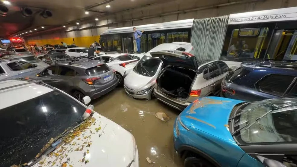 Cenário de caos: temporal alaga túnel em São Paulo e deixa motoristas ilhados
