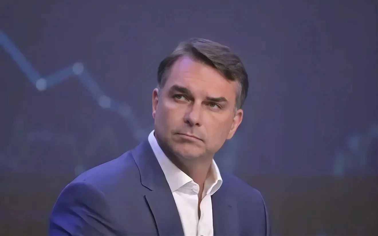 Aliados de Flávio Bolsonaro foram avisados de que ele fugiu do Brasil