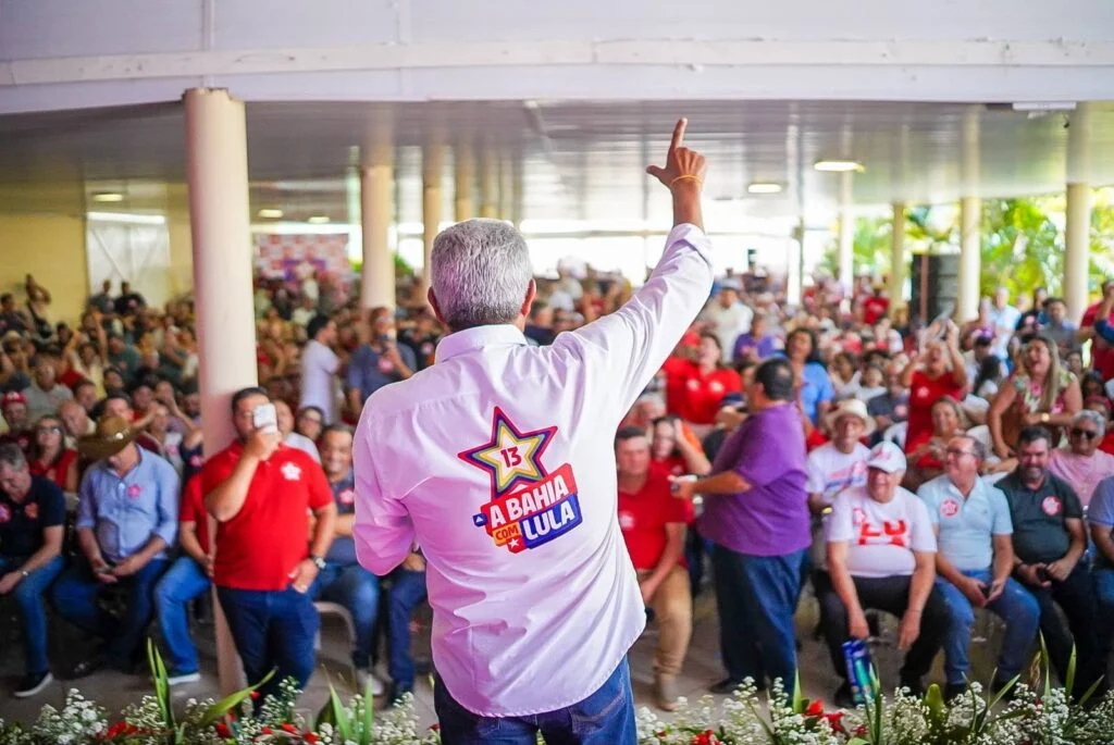Jerônimo é tietado pelo público e atende até o último eleitor após evento com prefeitos e ex-prefeitos em Salvador