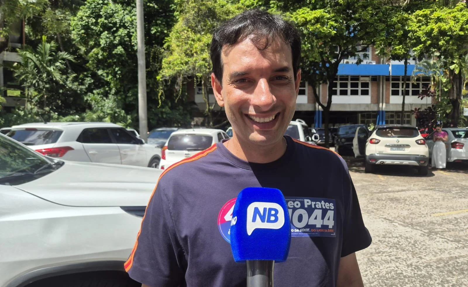 “Dessa vez as pesquisas vão errar ao contrário”, diz Léo Prates em Salvador