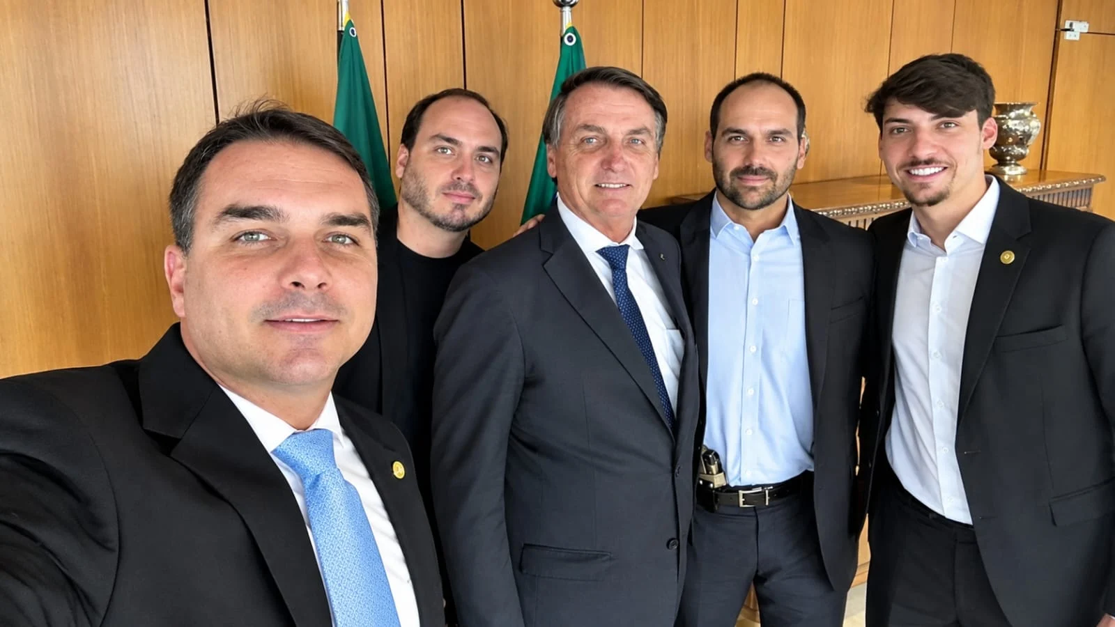 Família Bolsonaro tem quatro eleitos e Flávio no 2º turno; veja o resultado dos seis candidatos