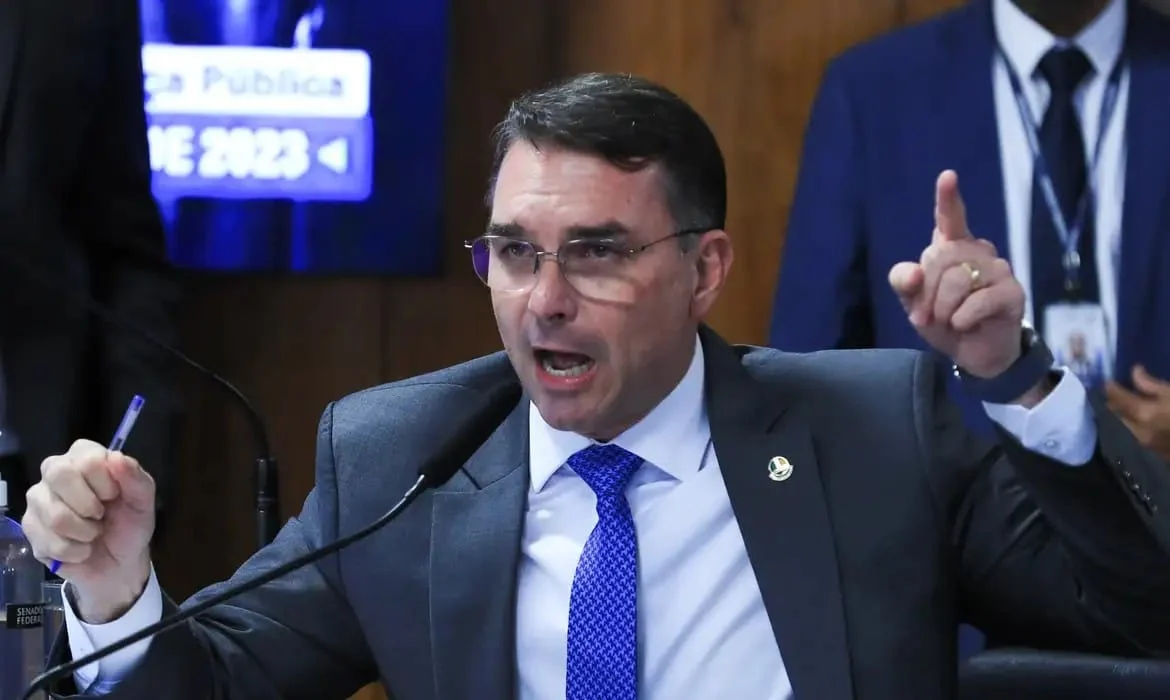 Flávio projeta posse com Jair Bolsonaro entregando faixa presidencial
