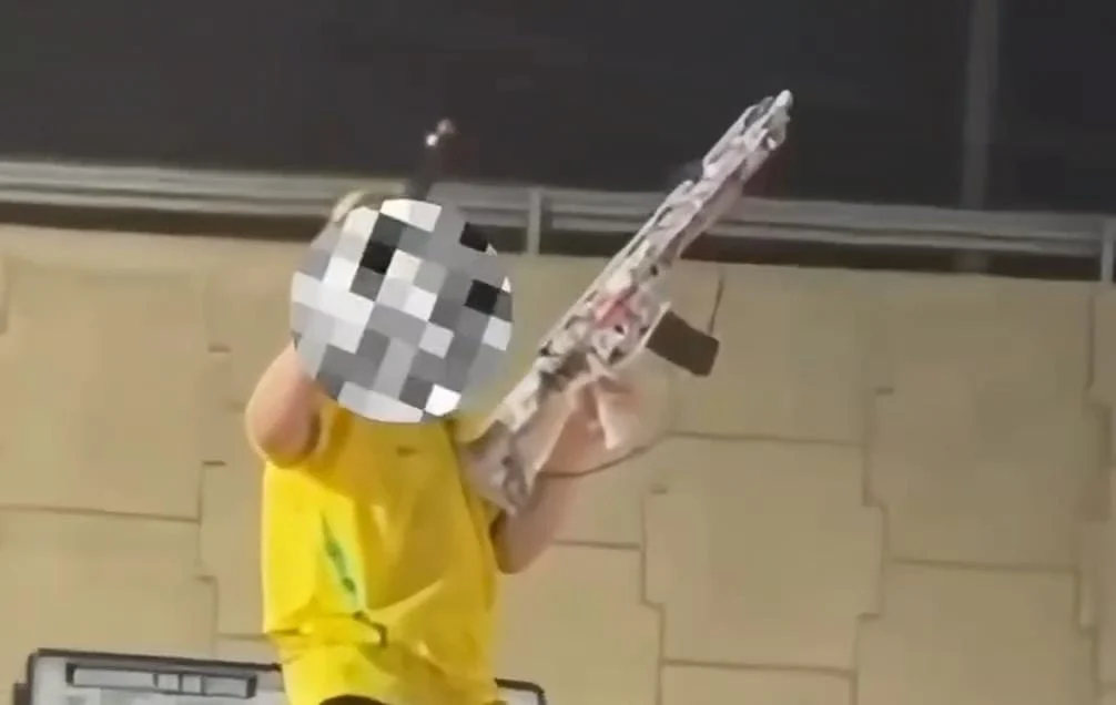 Vídeo mostra criança segurando arma durante comemoração de apoiadores de Flávio Bolsonaro