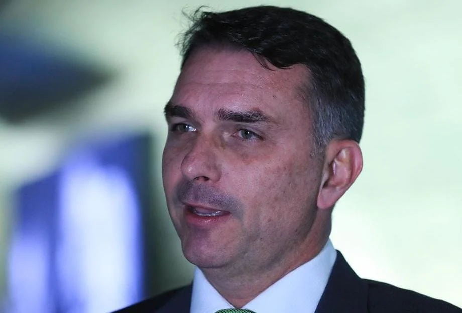 Empresários entregam plano econômico a Flávio Bolsonaro que prevê elevar idade mínima para aposentadoria e rever Bolsa Família