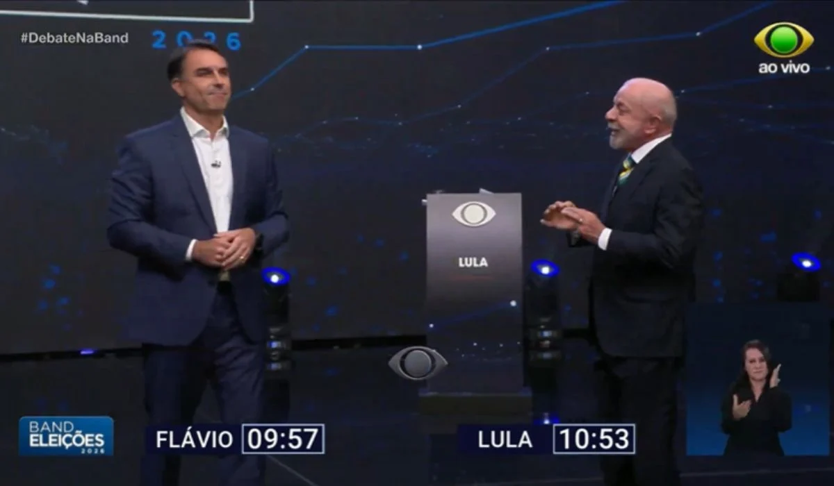 Clima esquenta entre Lula e Flávio Bolsonaro durante debate: “Se tiver palhaço aqui é ele”