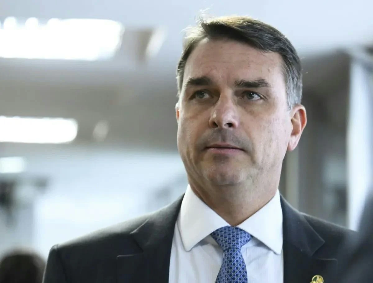 Flávio Bolsonaro emite nota em que se autodeclara “presidente eleito do Brasil”: “Esta luta não terminou no dia 25 de outubro”
