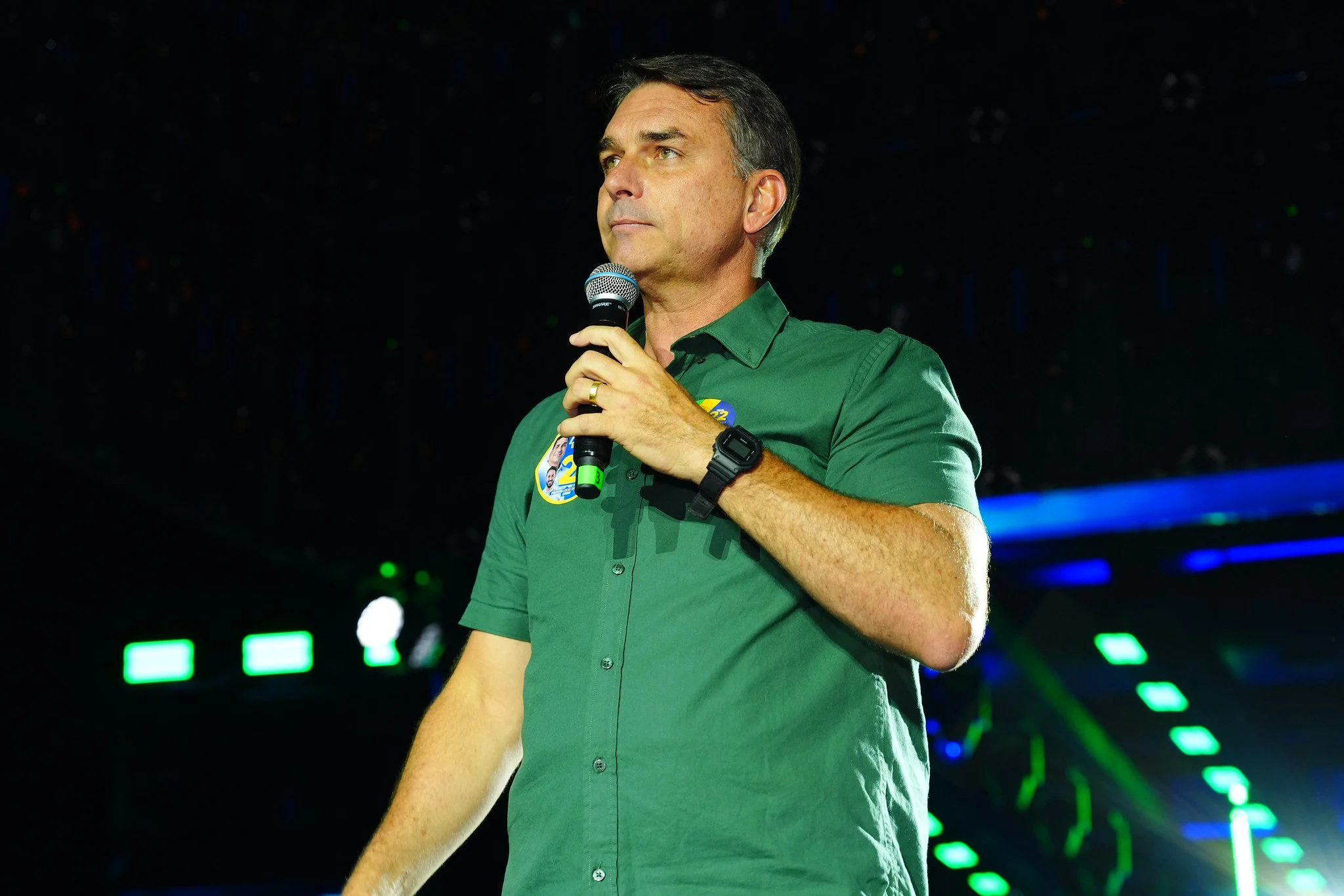 Flávio Bolsonaro chega aos Estados Unidos com mulher e filhas