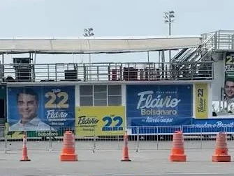 Trio elétrico que vai receber comício de Flávio Bolsonaro, Nikolas Ferreira, ACM Neto e aliados já está no Farol da Barra