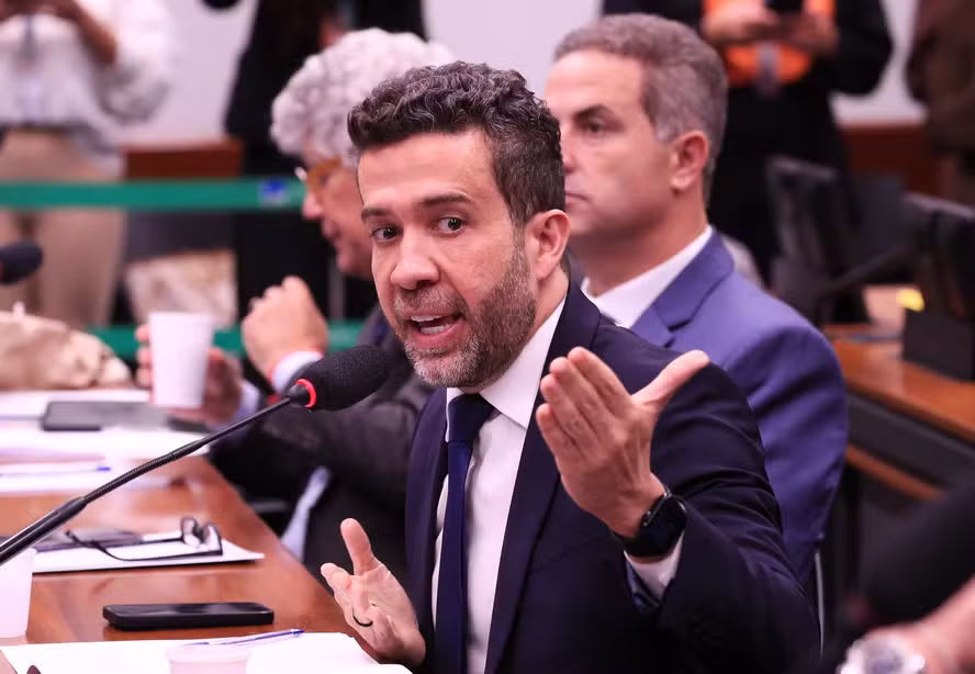 André Janones é internado na UTI após sofrer arritmia cardíaca depois de debate entre Lula e Flávio
