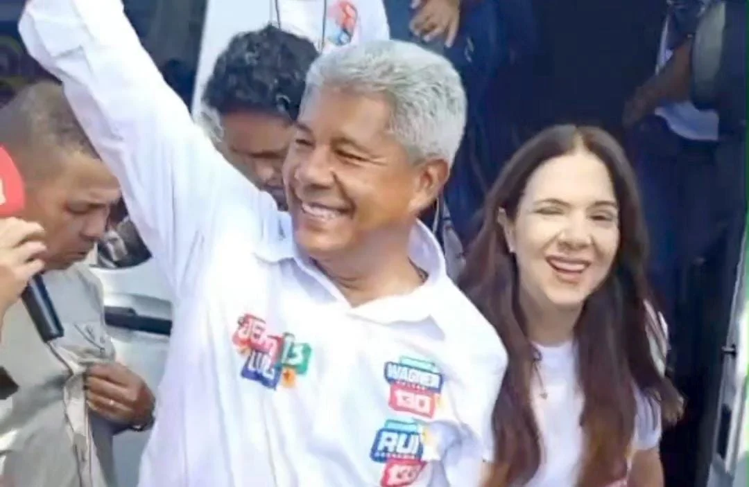 Jerônimo Rodrigues chega acompanhado de Wagner, Rui e Geraldo Júnior para votar em Salvador