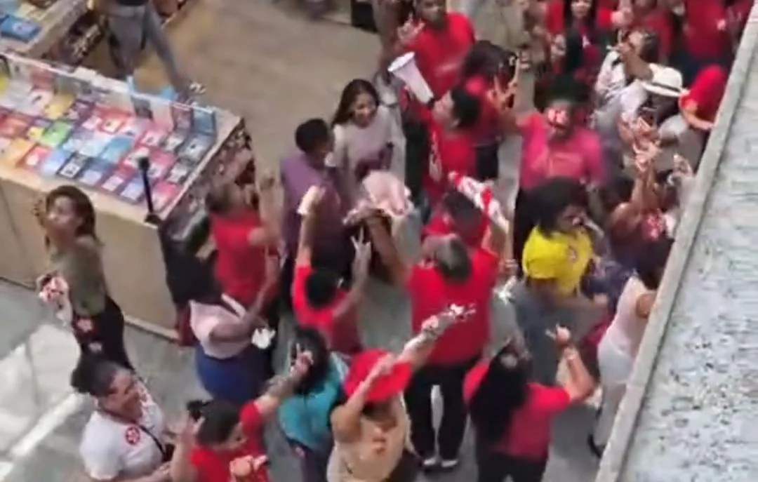 Apoiadores de Lula tomam corredor do Shopping da Bahia com bandeiras, megafones e música de Kannário: “Bota para virar”