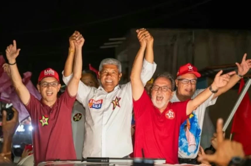 Ao lado de Eduardo Hagge, Jerônimo arrasta apoiadores de Lula em caminhada em Itapetinga: “Domingo é vitória”