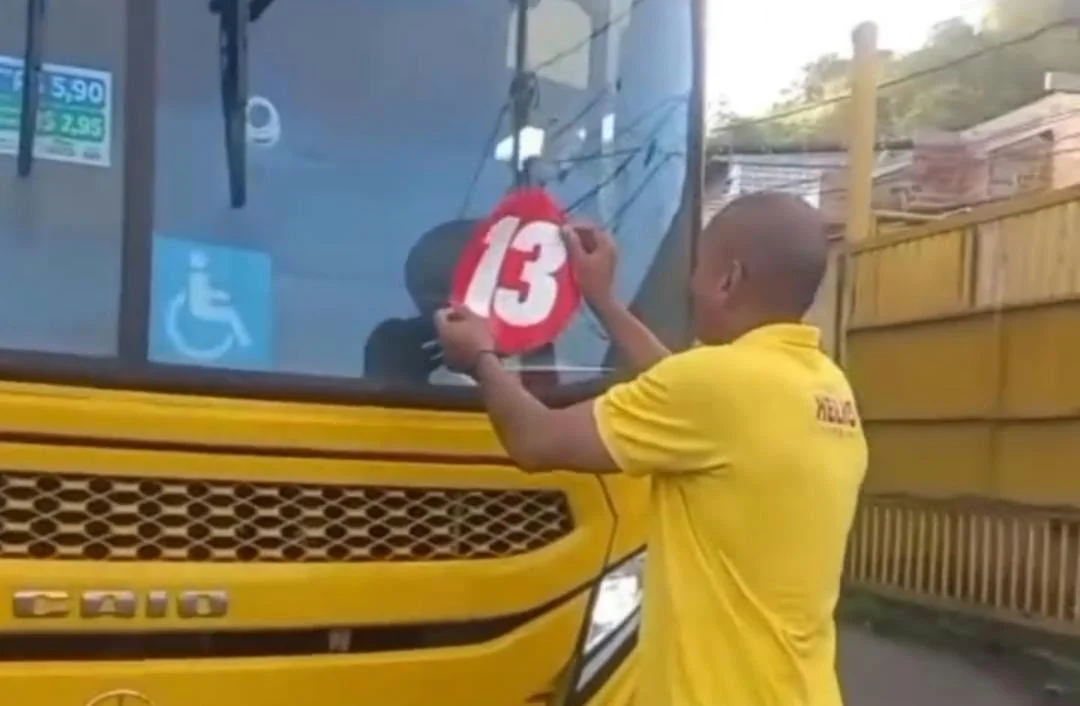 Vídeos mostram supostos sindicalistas adesivando ônibus de Salvador com propaganda do PT