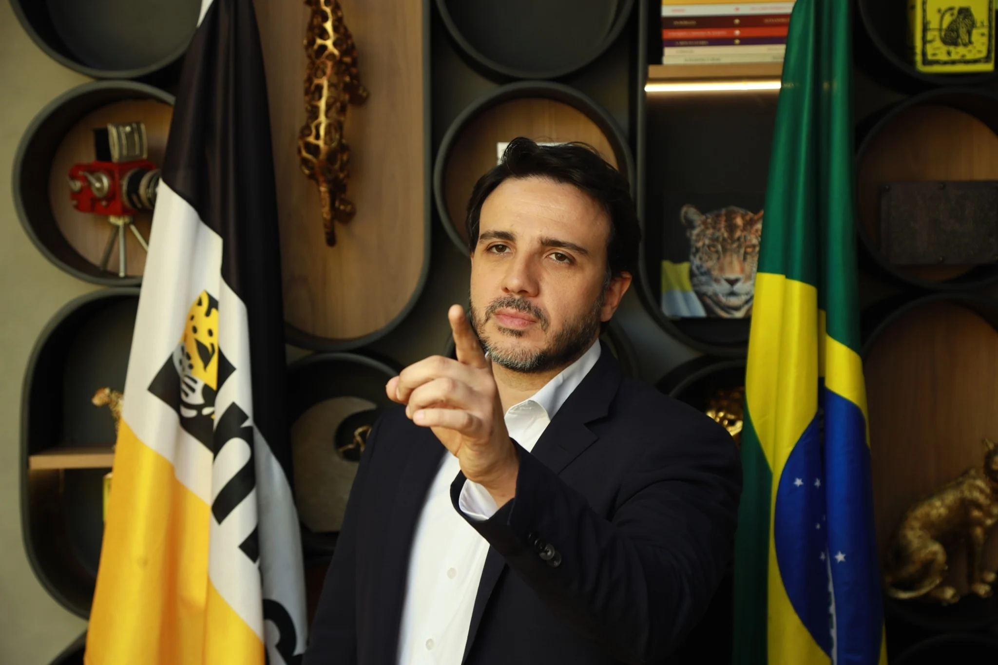 Renan Santos é recebido por apoiadores após cancelamento de debate da Globo